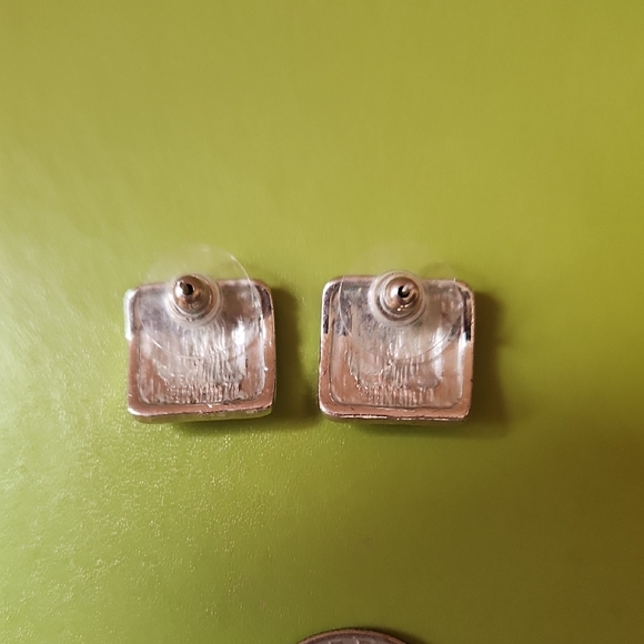 Elegant Black and Silver Stud Earrings - Picture 2 of 2